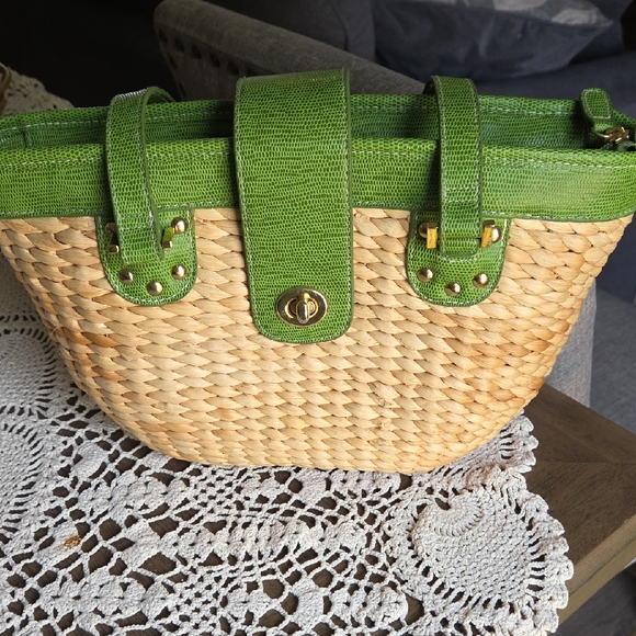 Handbags - Chic Green and Tan Woven Tote Bag